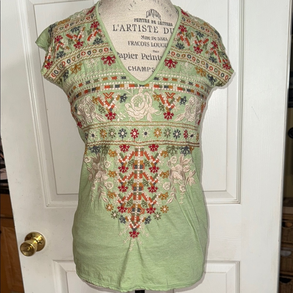 JOHNNY WAS Embroidered Lt Green V Neck Top size S beautiful detail